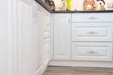 Beyaz mutfak. Ahşap mutfak. Modern mobilya ve mutfak iç. Mutfak bireysel boyutları. Beyaz dolapları, çekmeceleri, gri tutamaçlar kabine kapılar. Rusya, Leningrad region, Alapur köy 12 Ocak 2019