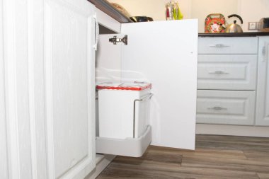 Beyaz mutfak. Ahşap mutfak. Modern mobilya ve mutfak iç. Mutfak bireysel boyutları. Beyaz dolapları, çekmeceleri, gri tutamaçlar kabine kapılar. Rusya, Leningrad region, Alapur köy 12 Ocak 2019