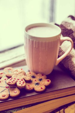 kahve ve camın üstüne bir kazak. kötü ruh. Sakin ol