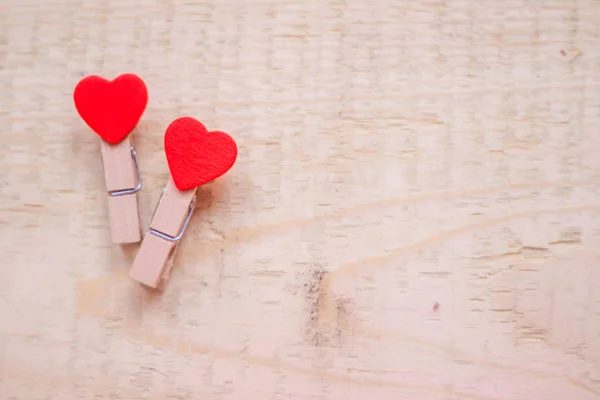 Ahşap Arka Plan Üzerinde Bir Kalp Ile Clothespins Dönüştürün Ahşap — Stok fotoğraf