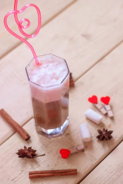 Koffie Met Melk Een Glas Met Een Roze Buis Dranken — Stockfoto