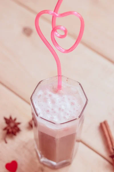 Koffie Met Melk Een Glas Met Een Roze Buis Dranken — Stockfoto
