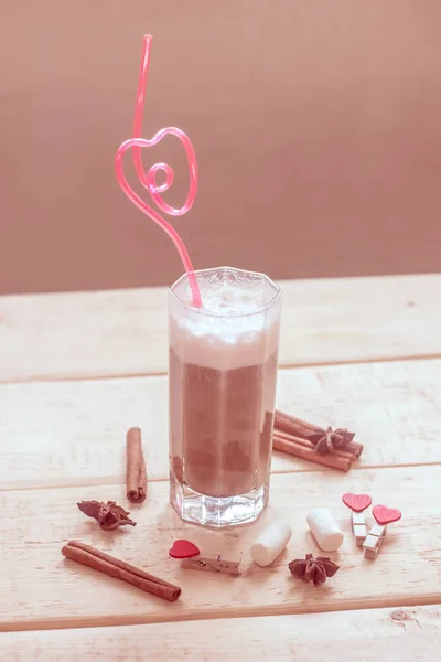 Koffie Met Melk Een Glas Met Een Roze Buis Dranken — Stockfoto