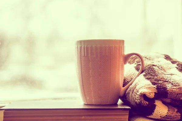 kahve ve camın üstüne bir kazak. kötü ruh. Sakin ol