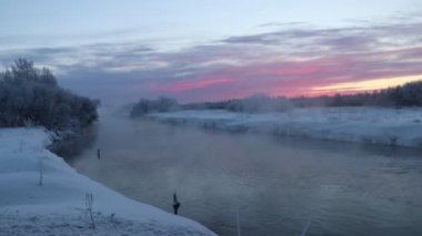 Sabah şafak güçlü bir Don nehri üzerinde. Buharlaşma acı soğuk sudan. Nehir video ve buharlaşma gündoğumu