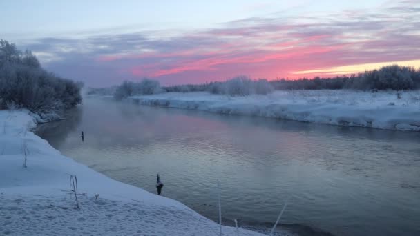 在强烈的霜冻中 河上有黎明 在苦寒中从水中蒸发 日出时的河流视频和蒸发 — 图库视频影像