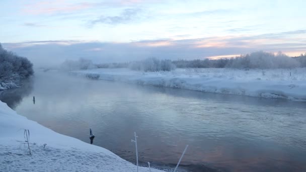 Morgendämmerung Auf Dem Fluss Bei Starkem Frost Verdunstung Durch Wasser — Stockvideo