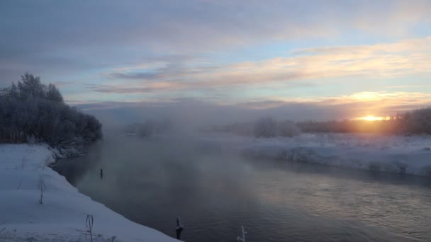 Αυγή Πρωί Στις Όχθες Του Ποταμού Ένα Ισχυρό Παγετό Εξάτμιση — Αρχείο Βίντεο