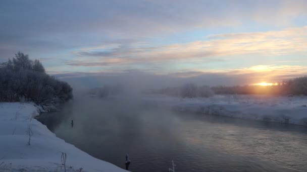 Aube Matinale Sur Rivière Dans Fort Gel Evaporation Partir Eau — Video