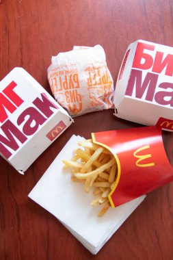 Big Mac ve patates kızartması Mcdonalds Rusya üzerinden. Sağlıksız yiyecek. Kolesterol ve obezite. Rusya, St. Petersburg, 22 Ocak 2019: Mcdonald's kızarmış patates, Big Mac, Hamburger menü Fast food kavramı
