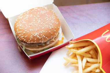 Big Mac ve patates kızartması Mcdonalds Rusya üzerinden. Sağlıksız yiyecek. Kolesterol ve obezite. Rusya, St. Petersburg, 22 Ocak 2019: Mcdonald's kızarmış patates, Big Mac, Hamburger menü Fast food kavramı