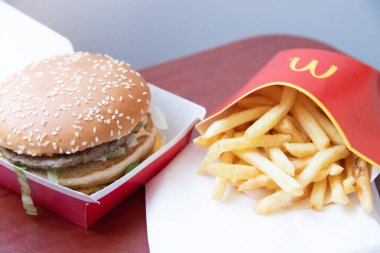 Big Mac ve patates kızartması Mcdonalds Rusya üzerinden. Sağlıksız yiyecek. Kolesterol ve obezite. Rusya, St. Petersburg, 22 Ocak 2019: Mcdonald's kızarmış patates, Big Mac, Hamburger menü Fast food kavramı