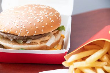 Big Mac ve patates kızartması Mcdonalds Rusya üzerinden. Sağlıksız yiyecek. Kolesterol ve obezite. Rusya, St. Petersburg, 22 Ocak 2019: Mcdonald's kızarmış patates, Big Mac, Hamburger menü Fast food kavramı