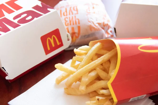 Big Mac ve patates kızartması Mcdonalds Rusya üzerinden. Sağlıksız yiyecek. Kolesterol ve obezite. Rusya, St. Petersburg, 22 Ocak 2019: Mcdonald's kızarmış patates, Big Mac, Hamburger menü Fast food kavramı