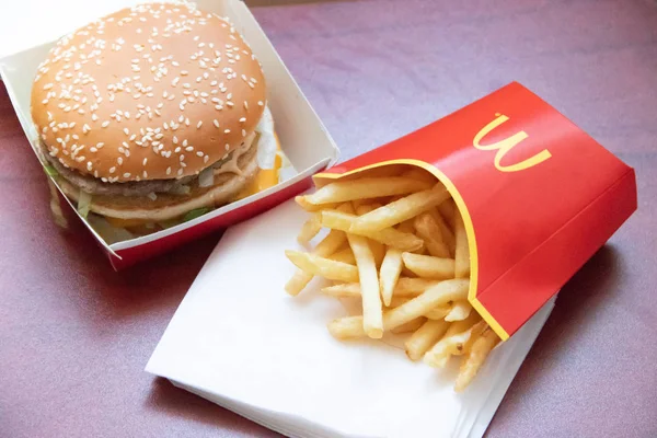Big Mac ve patates kızartması Mcdonalds Rusya üzerinden. Sağlıksız yiyecek. Kolesterol ve obezite. Rusya, St. Petersburg, 22 Ocak 2019: Mcdonald's kızarmış patates, Big Mac, Hamburger menü Fast food kavramı