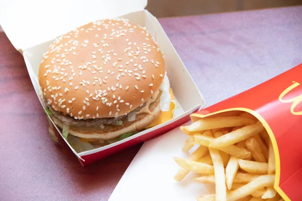 Big Mac Papas Fritas Mcdonalds Rusia Comida Poco Saludable Colesterol — Foto de Stock