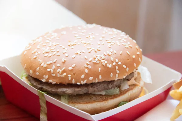 Big Mac ve patates kızartması Mcdonalds Rusya üzerinden. Sağlıksız yiyecek. Kolesterol ve obezite. Rusya, St. Petersburg, 22 Ocak 2019: Mcdonald's kızarmış patates, Big Mac, Hamburger menü Fast food kavramı