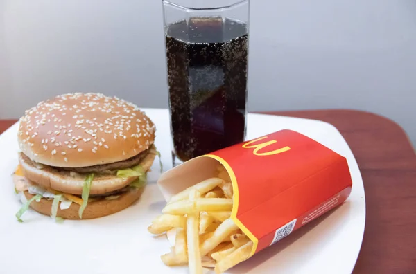 Big Mac Papas Fritas Mcdonalds Rusia Comida Poco Saludable Colesterol — Foto de Stock