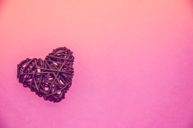 Kalp Rattan pembe bir arka plan üzerinde. Sevgililer günü. Tatil dekorasyon. Rattan malzeme.