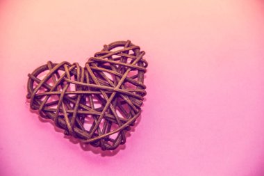 Kalp Rattan pembe bir arka plan üzerinde. Sevgililer günü. Tatil dekorasyon. Rattan malzeme.