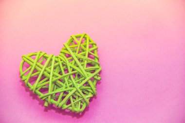 Kalp Rattan pembe bir arka plan üzerinde. Sevgililer günü. Tatil dekorasyon. Rattan malzeme.