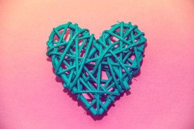 Kalp Rattan pembe bir arka plan üzerinde. Sevgililer günü. Tatil dekorasyon. Rattan malzeme.