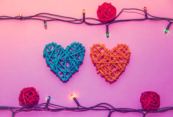 Kalp Rattan Pembe Bir Arka Plan Üzerinde Sevgililer Günü Tatil — Stok fotoğraf