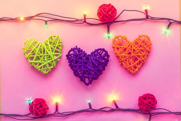 Kalp Rattan Pembe Bir Arka Plan Üzerinde Sevgililer Günü Tatil — Stok fotoğraf