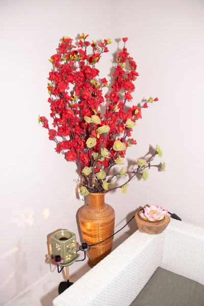 造花の枝 建物やオフィスの装飾 花の小枝 — ストック写真