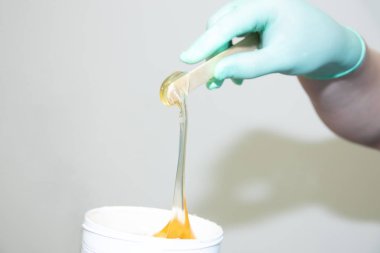 Epilasyon için şeker yapıştırın. Shugaring spa salonda. Güzellik ve kadın sağlığı. Kadın şeyler. Epilasyon, pürüzsüz bir cilt