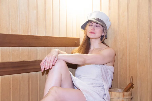 Kız Saunada Yükselir Diğer Vücut Için Ahşap Sıcak Sauna Spa — Stok fotoğraf