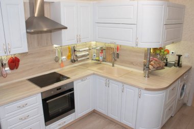 Sağlam meşe beyaz modern mutfaktan. Modern mutfak. Beyaz mutfak. Rusya, St. Petersburg, Murino 10 Şubat 2019