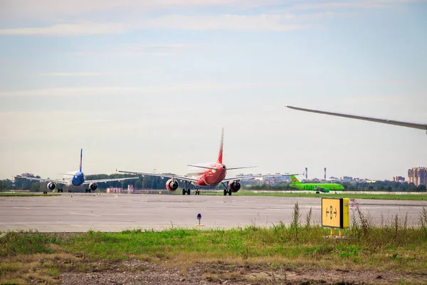 O avião do aeroporto está a mover-se. Boeing 777-300 linhas aéreas Rússia. Avistamento oficial em Pulkovo 15 de agosto de 2018, Rússia, São Petersburgo — Fotografia de Stock