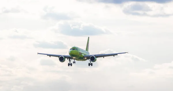 Посадки літака. Airbus A319. Аеропорт "Пулково". Офіційна Літня кров'янисті виділення в аеропорту "Пулково" на 15 серпня 2018. Росія, Санкт-Петербурзі — стокове фото