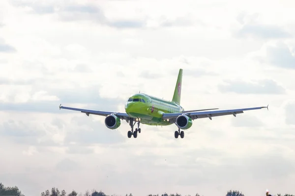 Посадки літака. Airbus A319. Аеропорт "Пулково". Офіційна Літня кров'янисті виділення в аеропорту "Пулково" на 15 серпня 2018. Росія, Санкт-Петербурзі — стокове фото