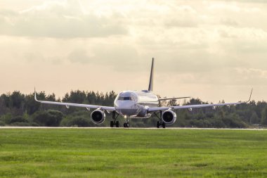 Uçak kalkıştan gider. Airbus A320-200. Pulkovo Havalimanı. Pulkovo Havalimanı 15 Ağustos 2018 lekelenme resmi yaz. Rusya, St Petersburg