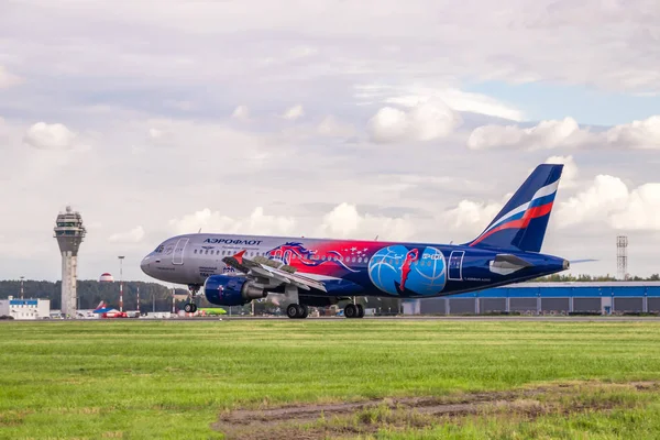 El avión está aterrizando. Airbus A320 Aeroflot. Aeropuerto de Pulkovo. Observación oficial de verano en el aeropuerto de Pulkovo el 15 de agosto de 2018. Rusia, San Petersburgo — Foto de Stock
