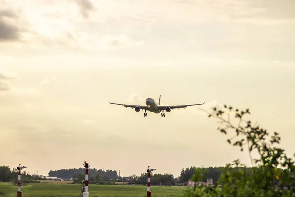 O avião está a aterrar. Companhias aéreas A330. Aeroporto de Pulkovo. Avistamento oficial de verão no Aeroporto Pulkovo em 15 de agosto de 2018. Rússia, São Petersburgo — Fotografia de Stock