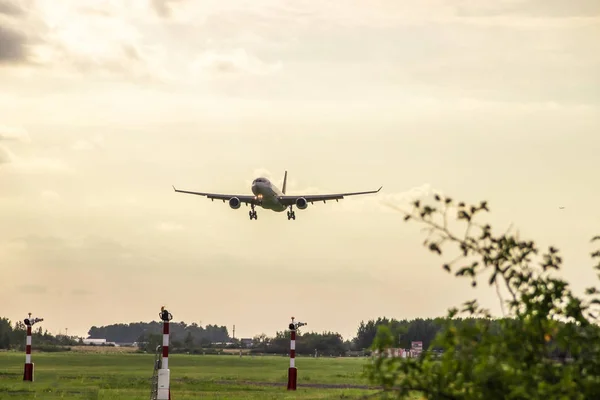 O avião está a aterrar. Companhias aéreas A330. Aeroporto de Pulkovo. Avistamento oficial de verão no Aeroporto Pulkovo em 15 de agosto de 2018. Rússia, São Petersburgo — Fotografia de Stock