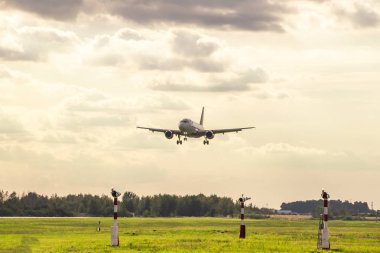 Uçak iniyor. Havayolu Rusya. Pulkovo havalimanına 15 Ağustos 2018, Rusya, St. Petersburg lekelenme resmi yaz