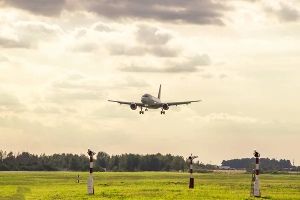 O avião está a aterrar. Companhia aérea Rússia. Avistamento oficial de verão no aeroporto de Pulkovo em 15 de agosto de 2018, Rússia, São Petersburgo — Fotografia de Stock