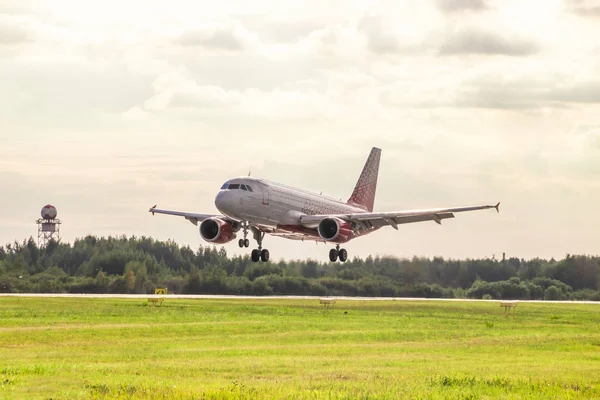 Uçak iniyor. Havayolu Rusya. Pulkovo havalimanına 15 Ağustos 2018, Rusya, St. Petersburg lekelenme resmi yaz