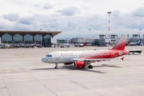 Avion à l'aéroport. L'avion de la compagnie aérienne de Russie. Repérage officiel d'été à l'aéroport Pulkovo le 15 août 2018, Russie, Saint-Pétersbourg — Photo