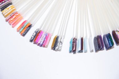 Tırnak bakımı ve manikür kavramı. İstemcinin çivi seçimi için çok renkli oje paleti. Kadın güzellik salonu. Boşaltmak için metin