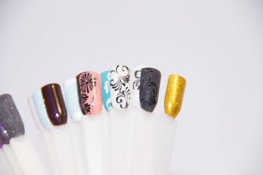 Tırnak bakımı ve manikür kavramı. İstemcinin çivi seçimi için çok renkli oje paleti. Kadın güzellik salonu. Boşaltmak için metin