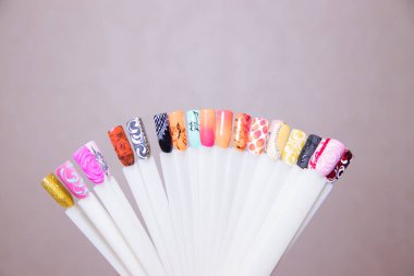 Tırnak bakımı ve manikür kavramı. İstemcinin çivi seçimi için çok renkli oje paleti. Kadın güzellik salonu. Boşaltmak için metin