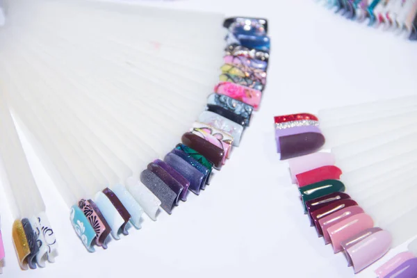 Nail Care en Manicure concept. Multicolor nagellak palet voor cliënt nagels keuze. Vrouw In de schoonheidssalon. Copyspace voor tekst — Stockfoto