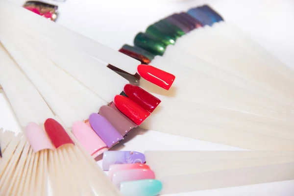 Nail Care en Manicure concept. Multicolor nagellak palet voor cliënt nagels keuze. Vrouw In de schoonheidssalon. Copyspace voor tekst — Stockfoto