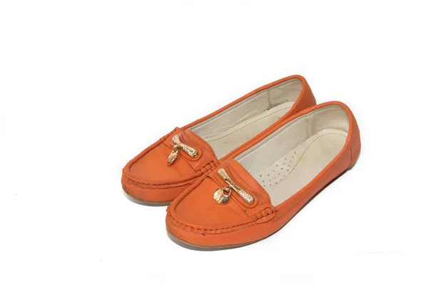 Mocassins laranja isolados sobre fundo branco. Sapatos femininos. Calçado de verão . — Fotografia de Stock