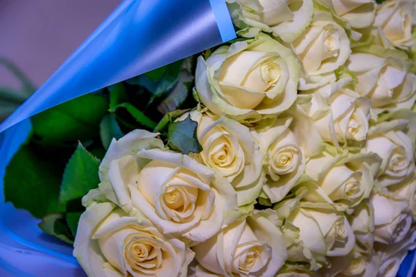 Egy csokor Fehér Rózsa. Buja rózsák. Fehér virágok . — Stock Fotó